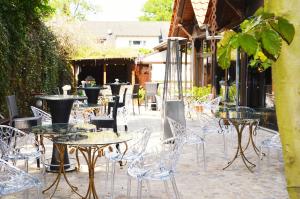 eine Gruppe von Tischen und Stühlen auf einer Terrasse in der Unterkunft Boutique Hotel Schulz Classic in Neustadt am Rübenberge