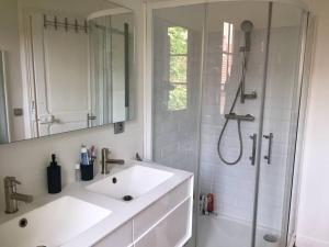 Ванная комната в Maison de charme avec jardin ensoleillé et calme