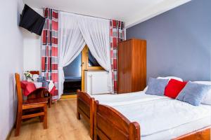 1 dormitorio con 1 cama, 1 silla y 1 ventana en Willa Bystry Potok en Poronin