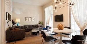 Casa Noa Apartments في إشبيلية: غرفة معيشة مع أريكة وطاولة