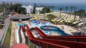 ティベリアにあるGai Beach Hotelのプールとパラソル付きのリゾートの景色を望めます。