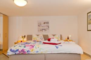 ヘリングスドルフにあるUsedom Ahoi _ Das Ferienparadiesのベッドルーム1室(カラフルなシーツを使用した大型ベッド1台付)