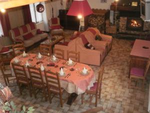 sala de estar con mesa y sofá en grand gite, en Cier-de-Luchon