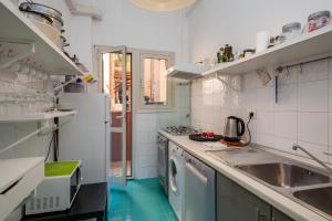 cocina con fregadero y lavadora en Romefinestay Apartments Sistina, en Roma