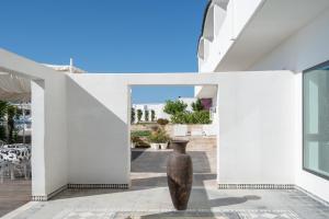 a vase sits in the courtyard of a house at La Casa E Il Mare, Private Bay Hotel in Mattinata