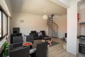 salon ze stołem i kanapą w obiekcie BeGuest Parede Beach Apartment – Cascais w mieście Parede