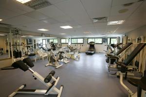 una palestra con file di cyclette e tapis roulant di Avanti Hotel a Paphos