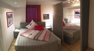 ミッテンヴァルトにあるALPENFREUNDの小さな部屋で、ベッド2台、鏡が備わります。