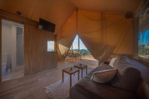 Televízia a/alebo spoločenská miestnosť v ubytovaní Glamping Tents and Mobile Homes Trasorka