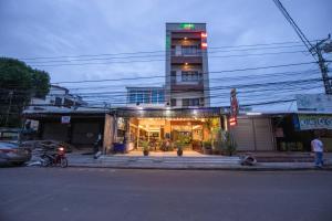 a building on the corner of a city street at Hoang Kim Hotel in Vientiane