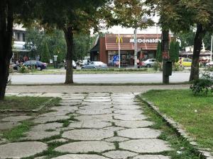 une passerelle pavée en face d'une rue dans l'établissement Luxury Radox Apartment Buzau City Center, à Buzău
