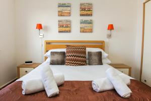 A bed or beds in a room at Britannia Harbour View - Parking - by Brighton Holiday Lets