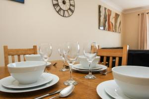 A restaurant or other place to eat at Britannia Harbour View - Parking - by Brighton Holiday Lets