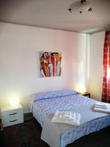 カリーニにあるLeoneのベッドルーム1室(ベッド1台付)が備わります。壁には絵画が飾られています。