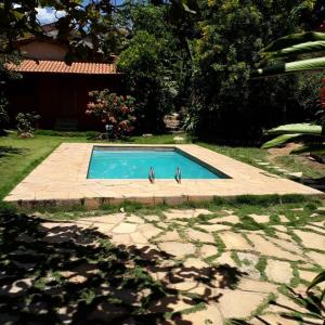 dois pássaros estão ao lado de uma piscina em Pousada Olinda em Pirenópolis