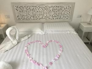 a heart decoration on a bed in a bedroom at La Cinta in San Teodoro