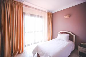 سرير أو أسرّة في غرفة في Appart Hotel Alia