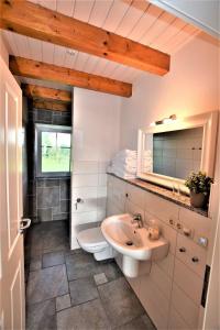 Ванна кімната в Ostseeliebe-Erd-Links-3-KK-H