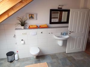 uma casa de banho com um WC e um lavatório em Ostseeliebe-Oben-Links-2-KK-H em Hohwacht