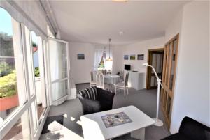 una sala de estar con un sofá y una mesa en Sanddorn-Ostseering-4C, en Hohwacht