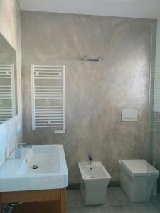 a bathroom with a sink and a toilet at La Cinta in San Teodoro