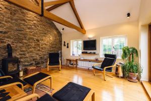 Seating area sa Mid-Wales Farmhouse, swimming pool, tranquil countryside views, sleeps 14