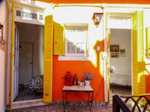 a room with orange walls and yellow shutters at Andiamo Guest House in Buenos Aires