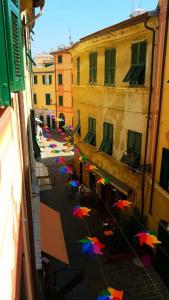 un gruppo di ombrelli su una strada con edifici di Casa Rolecca - Nel Cuore di Rapallo a Rapallo