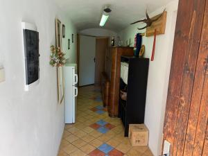 a hallway with a kitchen with a refrigerator at Chalupa u Potoka Vikantice in Vikantice