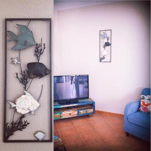 En tv och/eller ett underhållningssystem på Casa Sù Flamingo