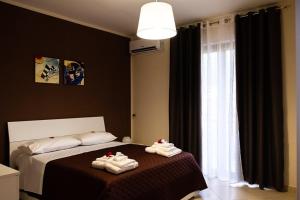 een slaapkamer met een bed met handdoeken erop bij ALMI B&B in Sarno