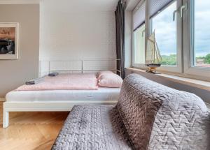 una camera con un letto e una finestra con una barca a vela di Studio Mini Moris - ACCO RENT a Sopot