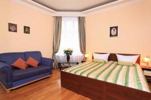 a bedroom with a bed and a blue couch at Ark am Hauptbahnhof in Berlin