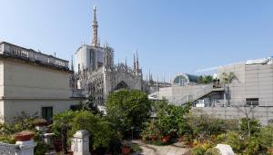 ミラノにあるItalianway-Santa Radegondaの大聖堂を背景にした建物