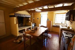 una cucina con tavolo e sedie in una stanza di SO MAGIC - La casa nel bosco a San Godenzo