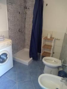 マラテーアにあるTreMetriSopraAlMareのバスルーム(シャワー、トイレ、シンク付)