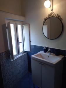 マラテーアにあるTreMetriSopraAlMareのバスルーム(洗面台、鏡付)