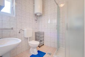łazienka z toaletą, umywalką i prysznicem w obiekcie Apartment Korpar w Medulinie +18 zdjęć