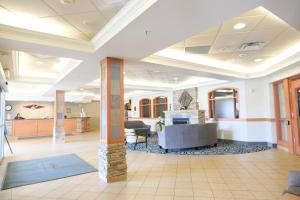een lobby van een ziekenhuis met een wachtkamer bij Rosslyn Inn & Suites in Edmonton
