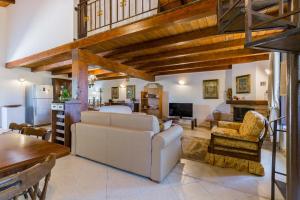 un soggiorno con divano bianco e tavolo di Vdl Country Villa a Floridia