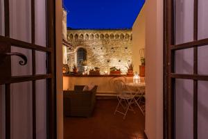 Cette chambre offre une vue sur une table et un mur en briques. dans l'établissement B&B San Remigio, à Florence