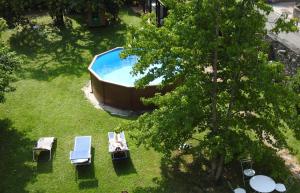 an overhead view of a swimming pool in a yard at La casa di Clara in Esine