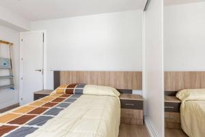 una camera con 2 letti e un armadio di Apartamentos La Vaguada Suites a Madrid