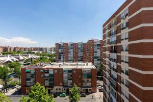uma vista superior de uma cidade com edifícios altos em Apartamentos La Vaguada Suites em Madrid