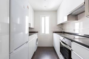 Kuchyň nebo kuchyňský kout v ubytování Apartamentos La Vaguada Suites