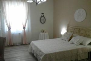 Schlafzimmer mit einem Bett, einem Tisch und einem Fenster in der Unterkunft Sweet Home in La Spezia