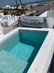 una piscina en la parte trasera de un barco en Timedrops Santorini Villas, en Emporio