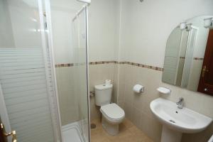 A bathroom at viviendas de uso turístico FINISTERRAE PLAYA Még 28 kép