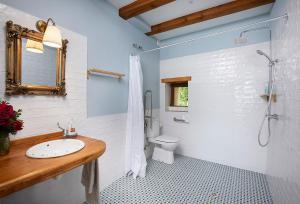 Un baño con lavabo, inodoro y ducha. en HAIZATU, en Manurga