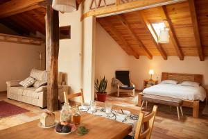 Sala de estar con cama y mesa de comedor en HAIZATU, en Manurga